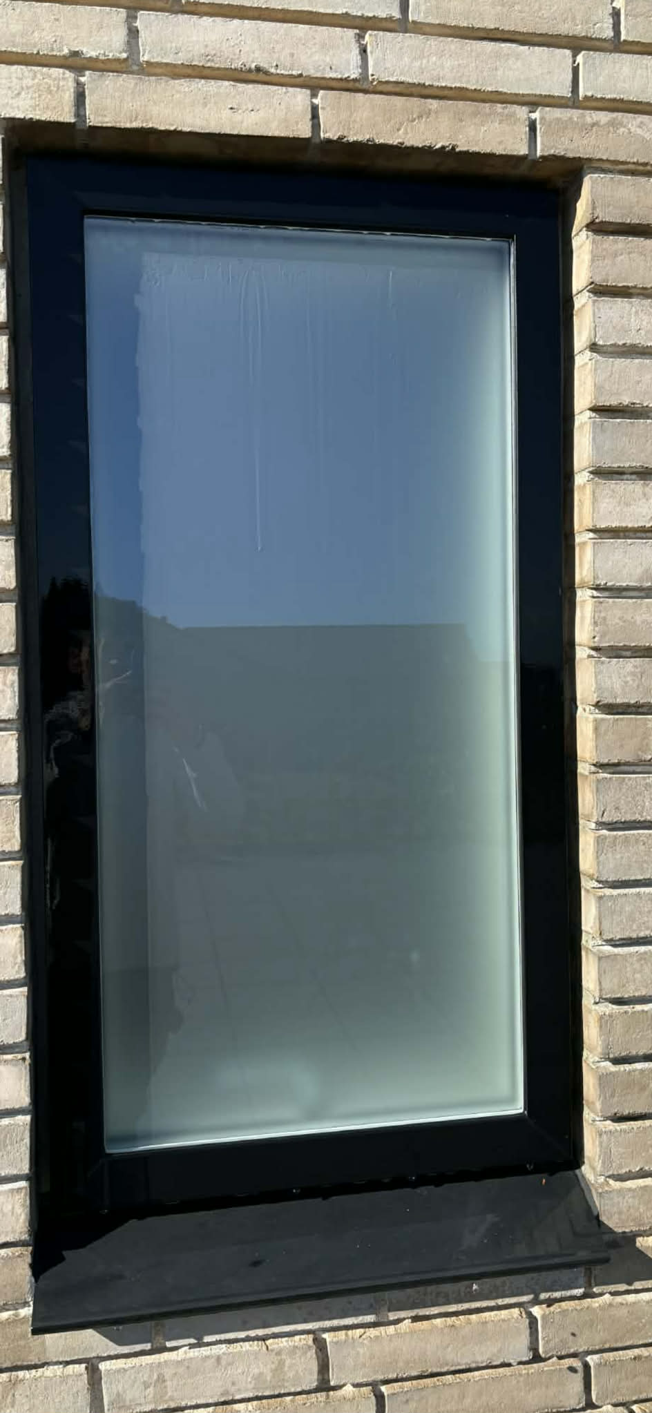 Det samme vindue efter pudsning, klart og rent glas